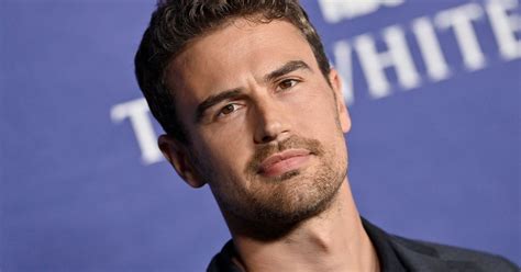 Theo James Used Prosthetic Penis for His White Lotus Nude。